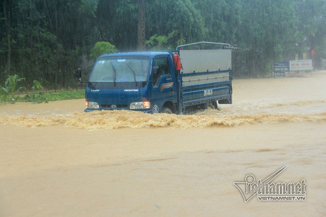 Trăm xe lặn ngụp giữa biển nước lũ Hòa Bình - Ảnh 12.