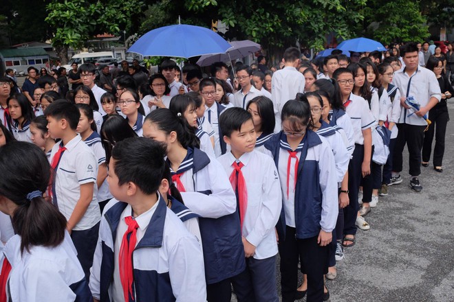 Hàng nghìn người dân cùng học sinh xếp hàng dài vào tiễn biệt thầy Văn Như Cương về cõi vĩnh hằng - Ảnh 1.