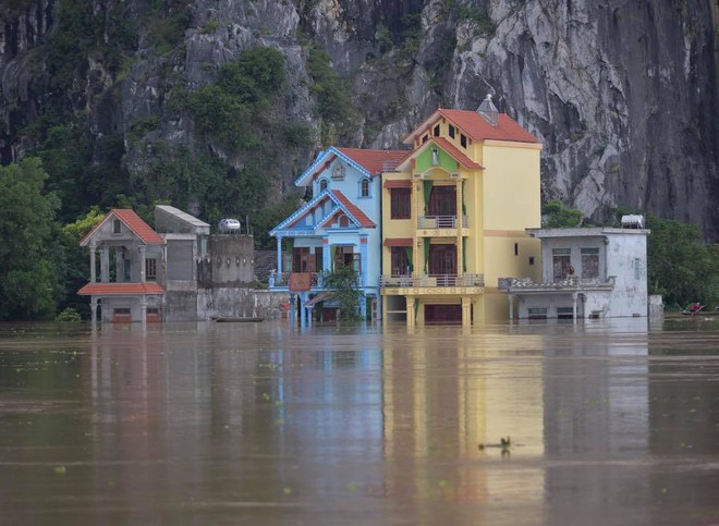Chùm ảnh: Ninh Bình nhiều nơi nước ngập quá 2m, đường vào khu du lịch Bái Đính bị cô lập - Ảnh 17.