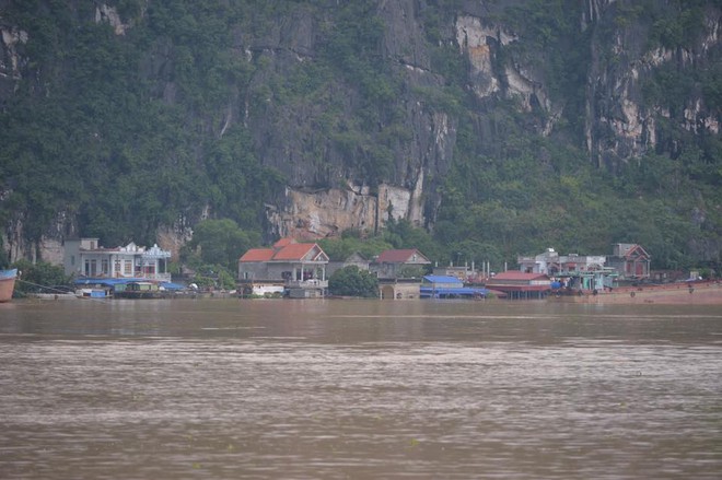 Chùm ảnh: Ninh Bình nhiều nơi nước ngập quá 2m, đường vào khu du lịch Bái Đính bị cô lập - Ảnh 18.