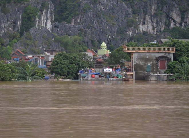 Chùm ảnh: Ninh Bình nhiều nơi nước ngập quá 2m, đường vào khu du lịch Bái Đính bị cô lập - Ảnh 19.