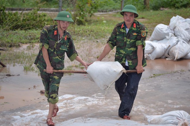 Chùm ảnh: Ninh Bình nhiều nơi nước ngập quá 2m, đường vào khu du lịch Bái Đính bị cô lập - Ảnh 21.