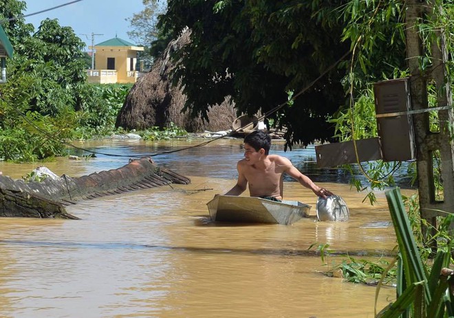 Chùm ảnh: Nhà ngập sâu đến ngang cửa, người dân Ninh Bình dùng chậu nhôm, ghế gỗ chèo thuyền đi lại trong ngõ - Ảnh 4.