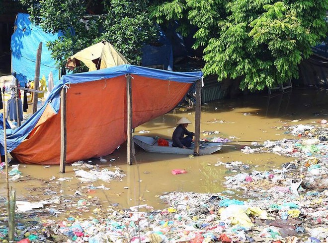Nước sông Hồng dâng cao, nhiều hoa màu cùng nhà dân bị ngập, tàu thuyền không thể di chuyển qua cầu Long Biên - Ảnh 4.