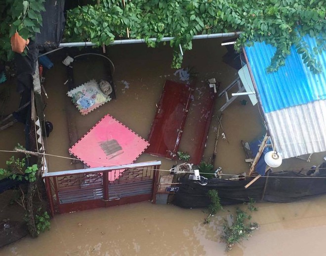 Nước sông Hồng dâng cao, nhiều hoa màu cùng nhà dân bị ngập, tàu thuyền không thể di chuyển qua cầu Long Biên - Ảnh 5.