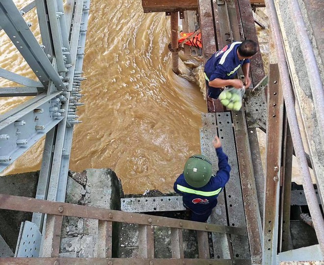 Nước sông Hồng dâng cao, nhiều hoa màu cùng nhà dân bị ngập, tàu thuyền không thể di chuyển qua cầu Long Biên - Ảnh 7.