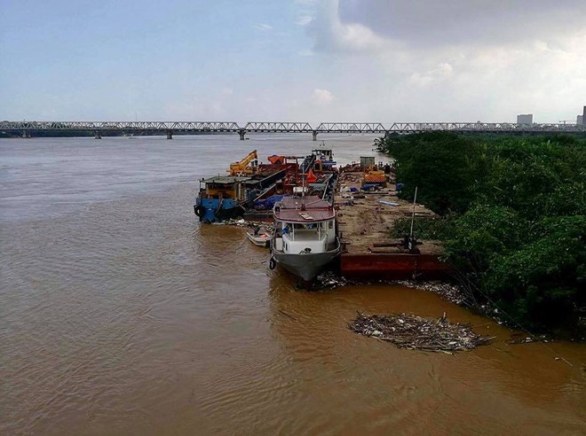 Nước sông Hồng dâng cao, nhiều hoa màu cùng nhà dân bị ngập, tàu thuyền không thể di chuyển qua cầu Long Biên - Ảnh 8.