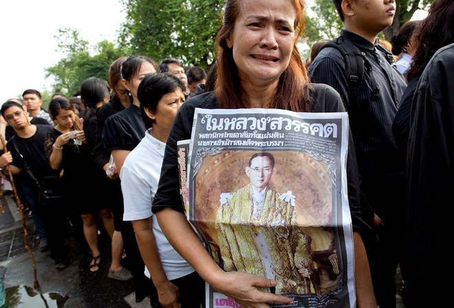 Một năm ngày mất Quốc vương Bhumibol Adulyadej: Những hình ảnh nỗi đau mất mát mà người dân Thái Lan không bao giờ quên - Ảnh 12.