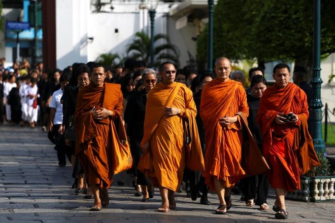 Một năm ngày mất Quốc vương Bhumibol Adulyadej: Những hình ảnh nỗi đau mất mát mà người dân Thái Lan không bao giờ quên - Ảnh 21.