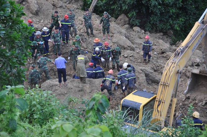 Vụ sạt lở 18 người bị vùi lấp ở Hòa Bình: Mưa lớn khiến công tác tìm kiếm nạn nhân gặp nhiều khó khăn - Ảnh 4.