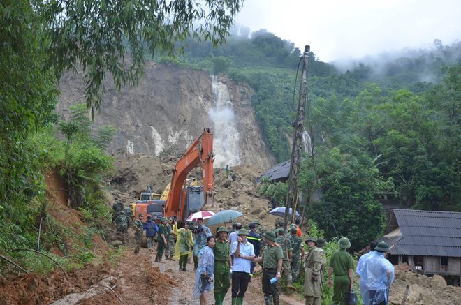 Vụ sạt lở 18 người bị vùi lấp ở Hòa Bình: Mưa lớn khiến công tác tìm kiếm nạn nhân gặp nhiều khó khăn - Ảnh 1.