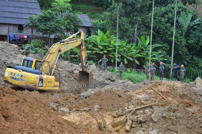 Vụ sạt lở 18 người bị vùi lấp ở Hòa Bình: Mưa lớn khiến công tác tìm kiếm nạn nhân gặp nhiều khó khăn - Ảnh 11.