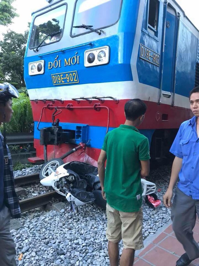 Hà Nội: Băng qua đường sắt trên phố Lê Duẩn, người phụ nữ bị tàu hỏa tông trúng, kéo lê gần 20 mét - Ảnh 2.