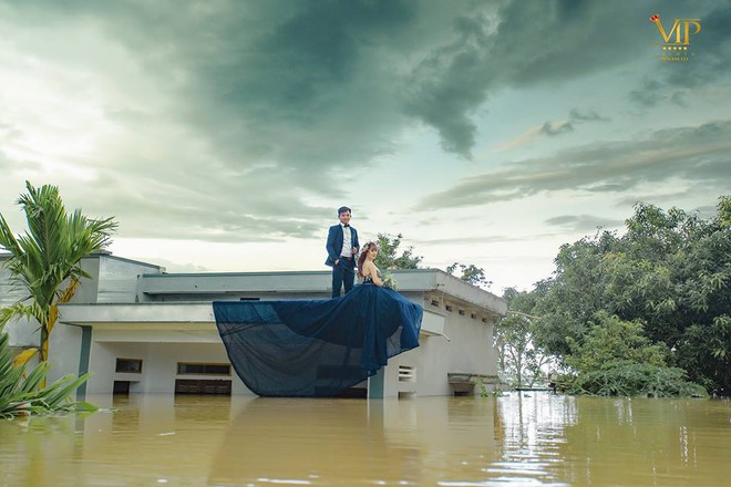 Trong mưa lũ lịch sử ở Ninh Bình, cô dâu chú rể vẫn chịu khó... leo nóc nhà để chụp ảnh cưới - Ảnh 6.