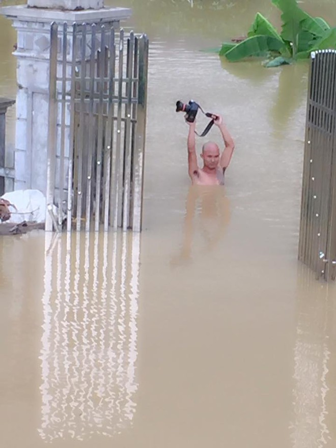 Trong mưa lũ lịch sử ở Ninh B&igrave;nh, c&ocirc; d&acirc;u ch&uacute; rể vẫn chịu kh&oacute;... leo n&oacute;c nh&agrave; để chụp ảnh cưới - Ảnh 5.