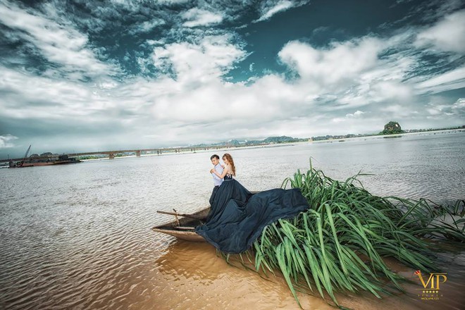 Trong mưa lũ lịch sử ở Ninh Bình, cô dâu chú rể vẫn chịu khó... leo nóc nhà để chụp ảnh cưới - Ảnh 8.