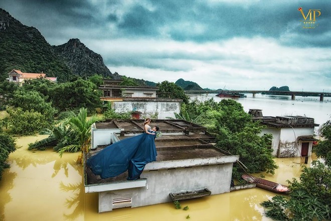 Trong mưa lũ lịch sử ở Ninh Bình, cô dâu chú rể vẫn chịu khó... leo nóc nhà để chụp ảnh cưới - Ảnh 1.