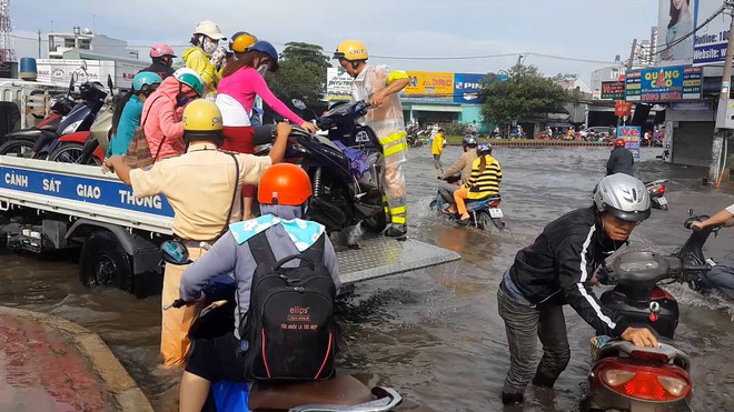 Hình ảnh đẹp: CSGT điều xe công vụ chở xe chết máy giúp người dân thoát khỏi đường ngập ở Sài Gòn - Ảnh 4.