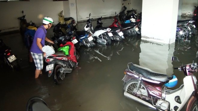 Nước nhấn chìm cả trăm xe máy, ô tô trong chung cư - Ảnh 3.