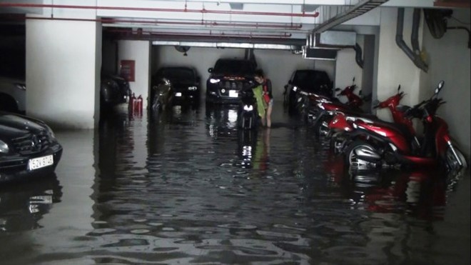Nước nhấn chìm cả trăm xe máy, ô tô trong chung cư - Ảnh 4.