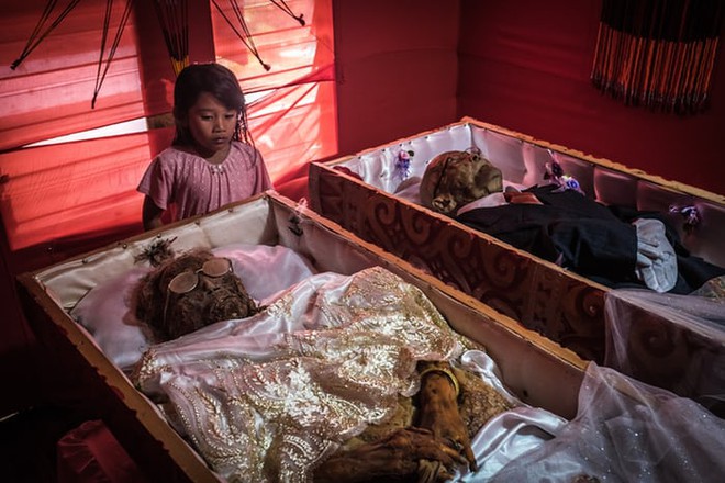 Ăn chung mâm, ngủ chung nhà với thi thể suốt cả năm trời: Những tập tục rùng rợn nhất ở Indonesia - Ảnh 1.