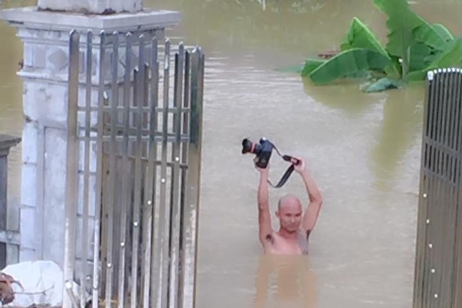 Những cô dâu hạnh phúc trong đám cưới chạy lũ với cách rước dâu sáng tạo của chú rể - Ảnh 5.