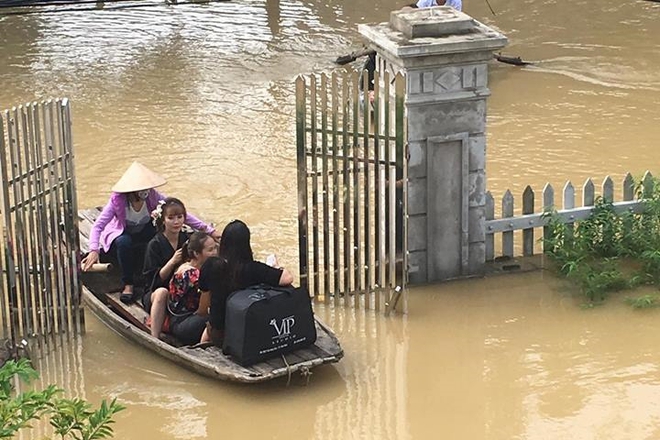 Những cô dâu hạnh phúc trong đám cưới chạy lũ với cách rước dâu sáng tạo của chú rể - Ảnh 4.