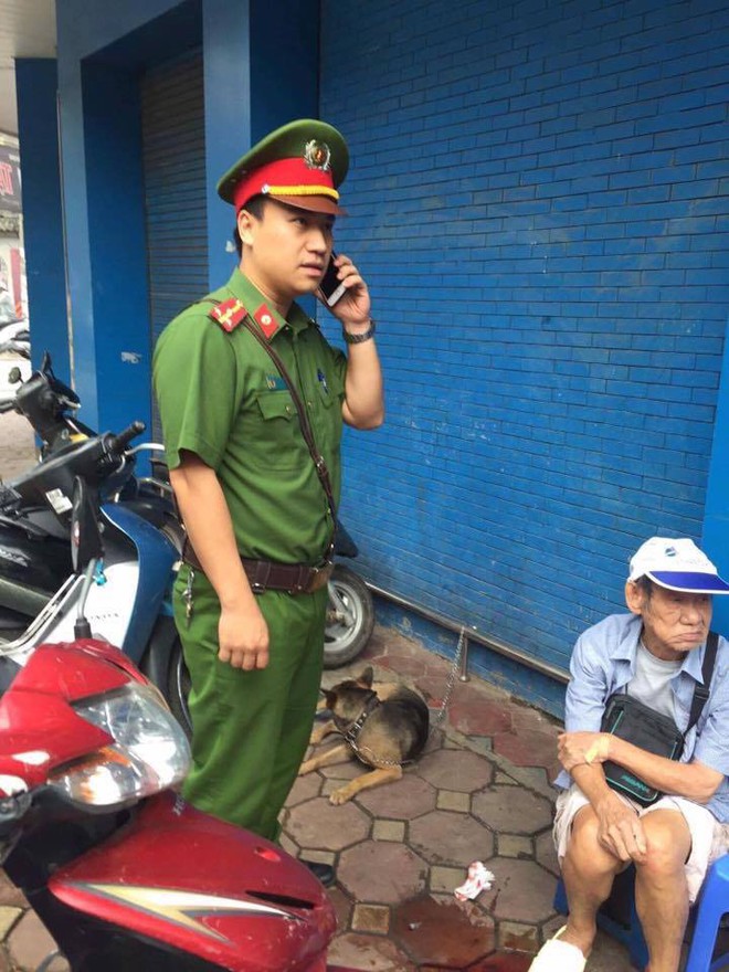 Cụ &ocirc;ng gặp nạn chảy nhiều m&aacute;u nhưng kh&ocirc;ng chịu đi bệnh viện v&agrave; c&aacute;i nắm tay động vi&ecirc;n của chiến sĩ c&ocirc;ng an H&agrave; Nội - Ảnh 4.