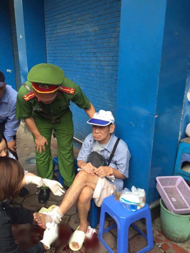 Cụ &ocirc;ng gặp nạn chảy nhiều m&aacute;u nhưng kh&ocirc;ng chịu đi bệnh viện v&agrave; c&aacute;i nắm tay động vi&ecirc;n của chiến sĩ c&ocirc;ng an H&agrave; Nội - Ảnh 2.