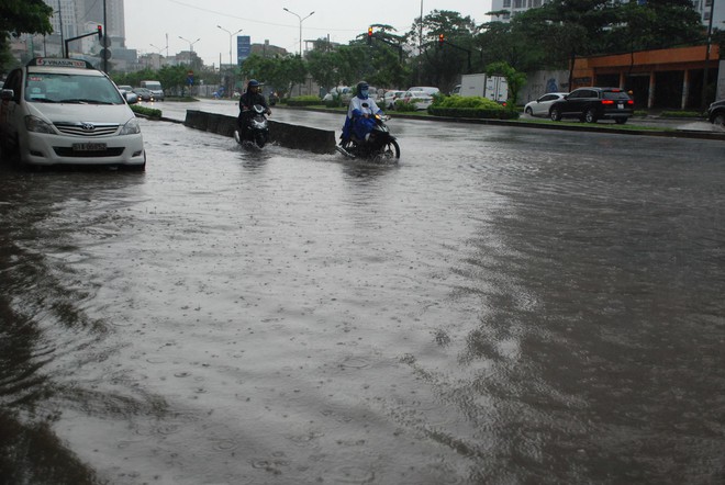 Có quái vật hút nước, đường Nguyễn Hữu Cảnh vẫn ngập nặng dù mưa chưa đến 1 giờ đồng hồ - Ảnh 4.