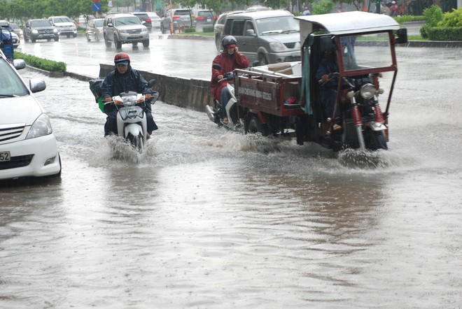 Có quái vật hút nước, đường Nguyễn Hữu Cảnh vẫn ngập nặng dù mưa chưa đến 1 giờ đồng hồ - Ảnh 5.