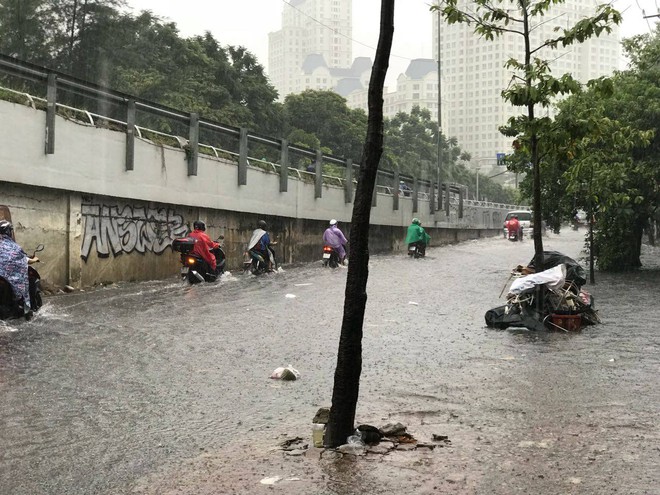 Có quái vật hút nước, đường Nguyễn Hữu Cảnh vẫn ngập nặng dù mưa chưa đến 1 giờ đồng hồ - Ảnh 7.