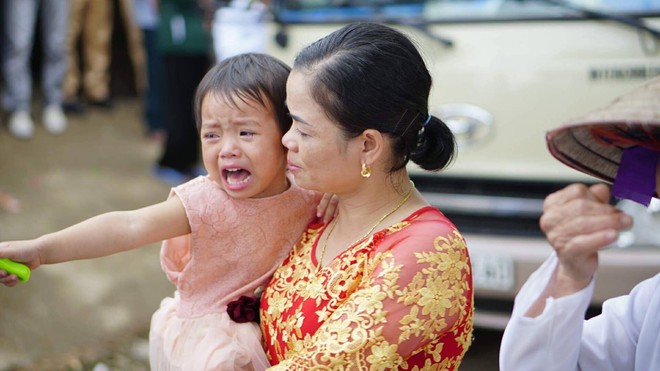 Em gái khóc nức nở trong ngày chị đi lấy chồng gây bão mạng: Chị đi lấy chồng em ngủ với ai? - Ảnh 3.