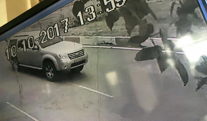 Clip: Truy tìm ô tô tông văng người phụ nữ trên đường rồi bỏ chạy - Ảnh 3.