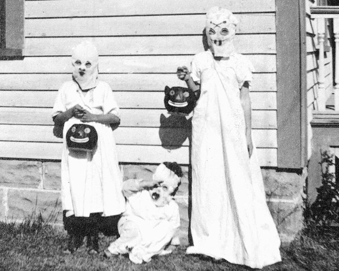 Những bộ hóa trang ám ảnh đến rùng rợn: Halloween ngày xưa kinh dị hơn giờ gấp nhiều lần - Ảnh 1.
