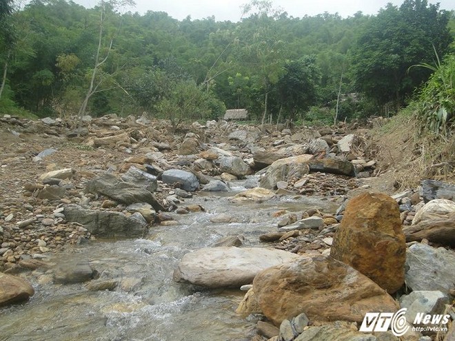 Vợ đau đớn làm lễ tang cho chồng bị lũ cuốn trôi không tìm thấy xác ở Hòa Bình - Ảnh 1.