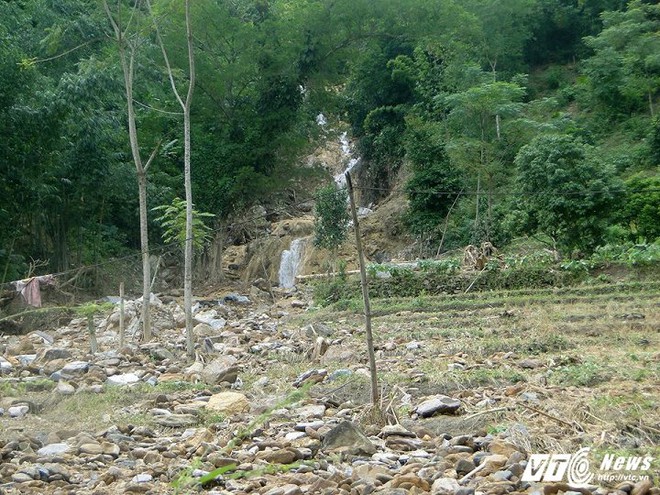 Vợ đau đớn làm lễ tang cho chồng bị lũ cuốn trôi không tìm thấy xác ở Hòa Bình - Ảnh 3.