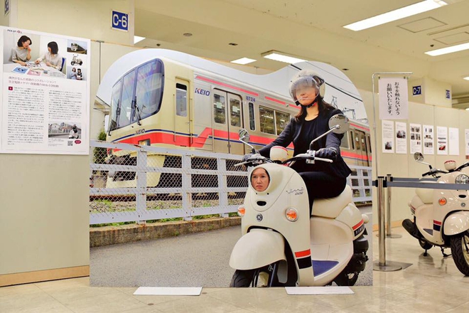 Thú vui kỳ lạ: Chàng trai đi khắp nước Nhật để chụp hơn 3000 tấm ảnh với phông khoét mặt - Ảnh 2.