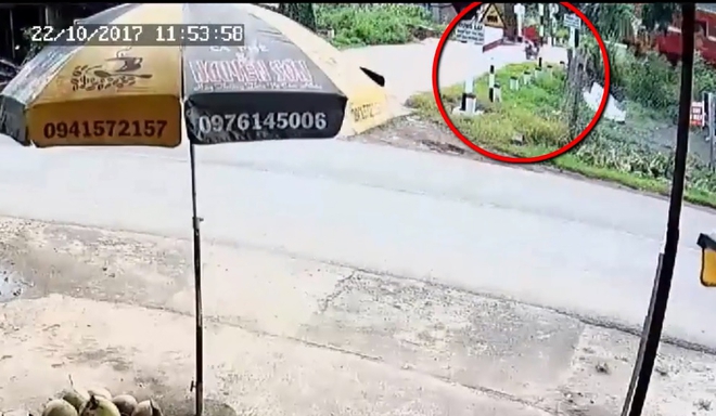 Clip: Qua đường ray bất cẩn, người phụ nữ bị t&agrave;u hỏa t&ocirc;ng tr&uacute;ng - Ảnh 2.
