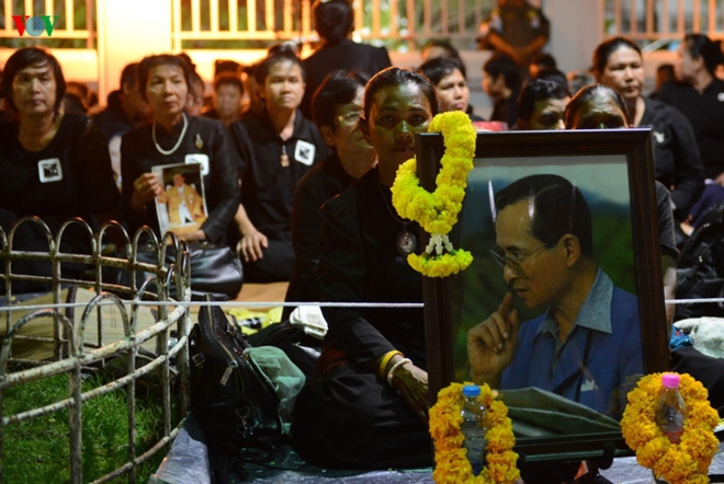 Dòng người khóc thương, đưa tiễn Cố vương Thái Lan trong lễ tang Hoàng gia - Ảnh 1.