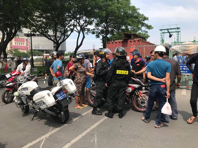 Clip cảnh s&aacute;t cơ động th&uacute;c gối v&agrave;o bụng nam sinh giữa đường phố S&agrave;i G&ograve;n g&acirc;y bức x&uacute;c - Ảnh 3.