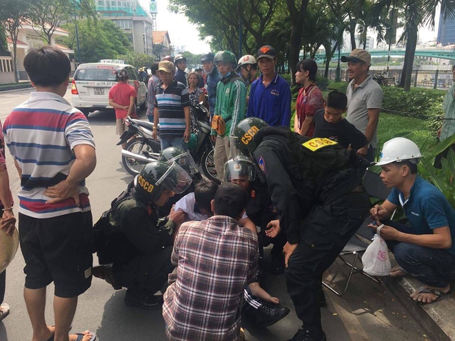 Clip cảnh s&aacute;t cơ động th&uacute;c gối v&agrave;o bụng nam sinh giữa đường phố S&agrave;i G&ograve;n g&acirc;y bức x&uacute;c - Ảnh 4.