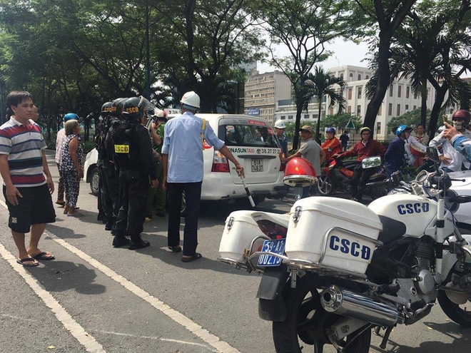 Clip cảnh s&aacute;t cơ động th&uacute;c gối v&agrave;o bụng nam sinh giữa đường phố S&agrave;i G&ograve;n g&acirc;y bức x&uacute;c - Ảnh 5.