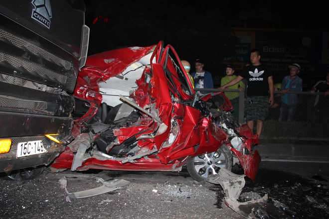 Nữ t&agrave;i xế tho&aacute;t chết thần k&igrave; sau khi &ocirc; t&ocirc; 4 chỗ bị container t&ocirc;ng n&aacute;t b&eacute;t - Ảnh 1.