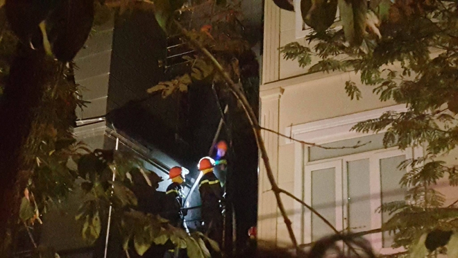 H&agrave; Nội: Lại ch&aacute;y qu&aacute;n karaoke, d&ugrave;ng b&uacute;a tạ ph&aacute; tường - Ảnh 2.