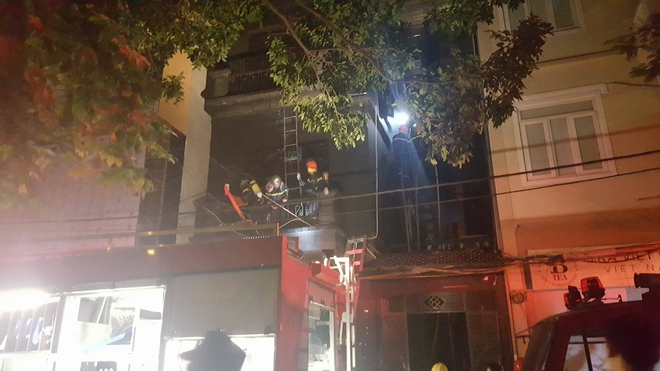 H&agrave; Nội: Lại ch&aacute;y qu&aacute;n karaoke, d&ugrave;ng b&uacute;a tạ ph&aacute; tường - Ảnh 4.