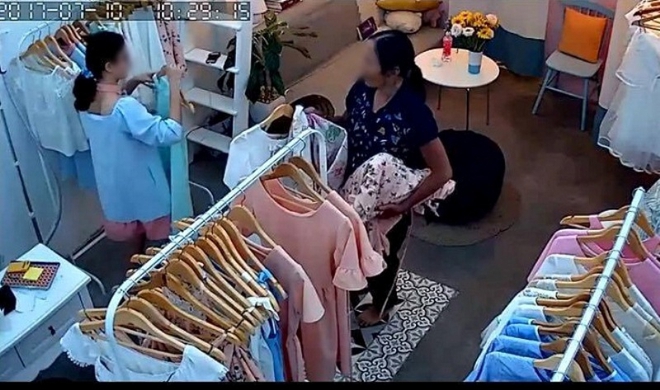 Bà già cầm nón lá, bao tải vào tiệm thuốc tây giả vờ hỏi mua thuốc rồi cuỗm luôn 2 lô bàn chải trong chớp mắt - Ảnh 3.