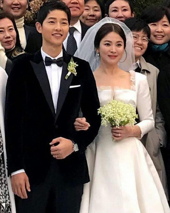 Cận cảnh cặp nhẫn cưới đầy tinh xảo của Song Joong Ki và Song Hye Kyo - Ảnh 2.