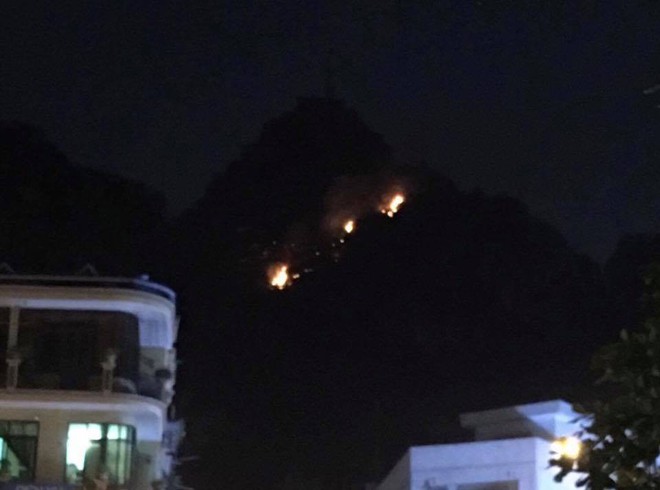 Quảng Ninh: Núi Bài Thơ bất ngờ bốc cháy dữ dội, nhiều người tán loạn chạy xuống từ lưng núi - Ảnh 1.