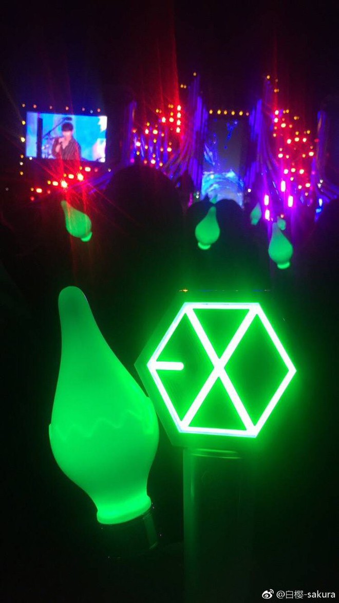 BTC concert d&ugrave;ng bluetooth tắt lightstick của fan trong l&uacute;c EXO biểu diễn - Ảnh 1.